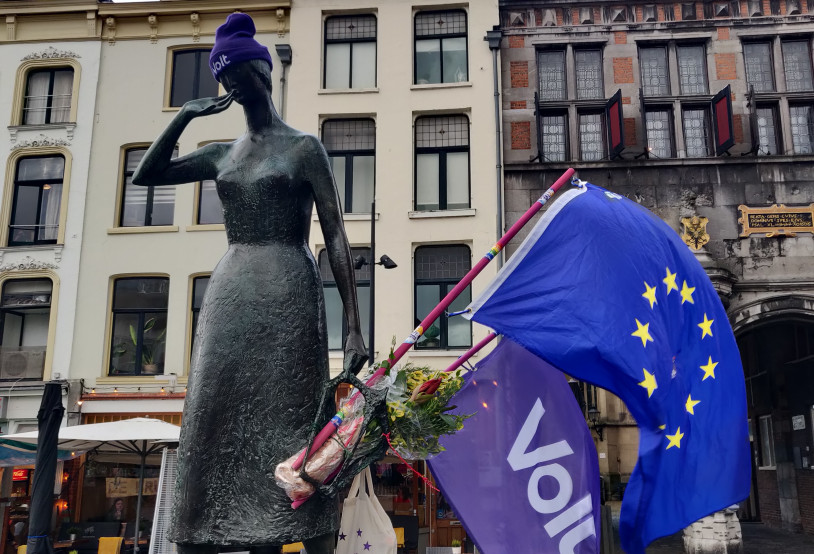 Mariken van Nimweghen standbeeld met Volt en Europese vlag