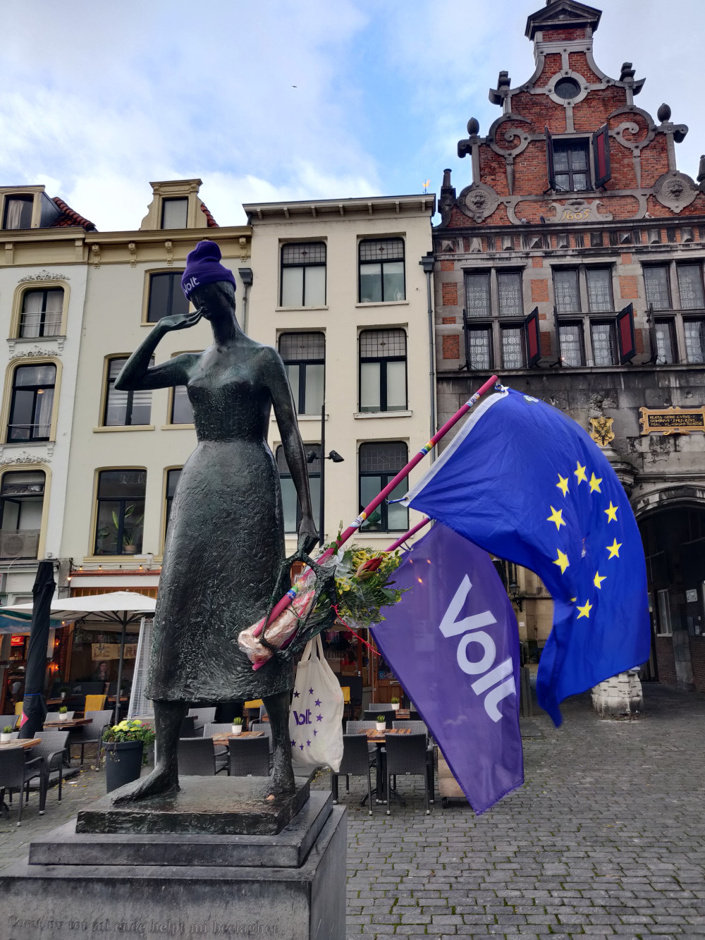 Mariken van Nimweghen standbeeld met Volt en Europese vlag