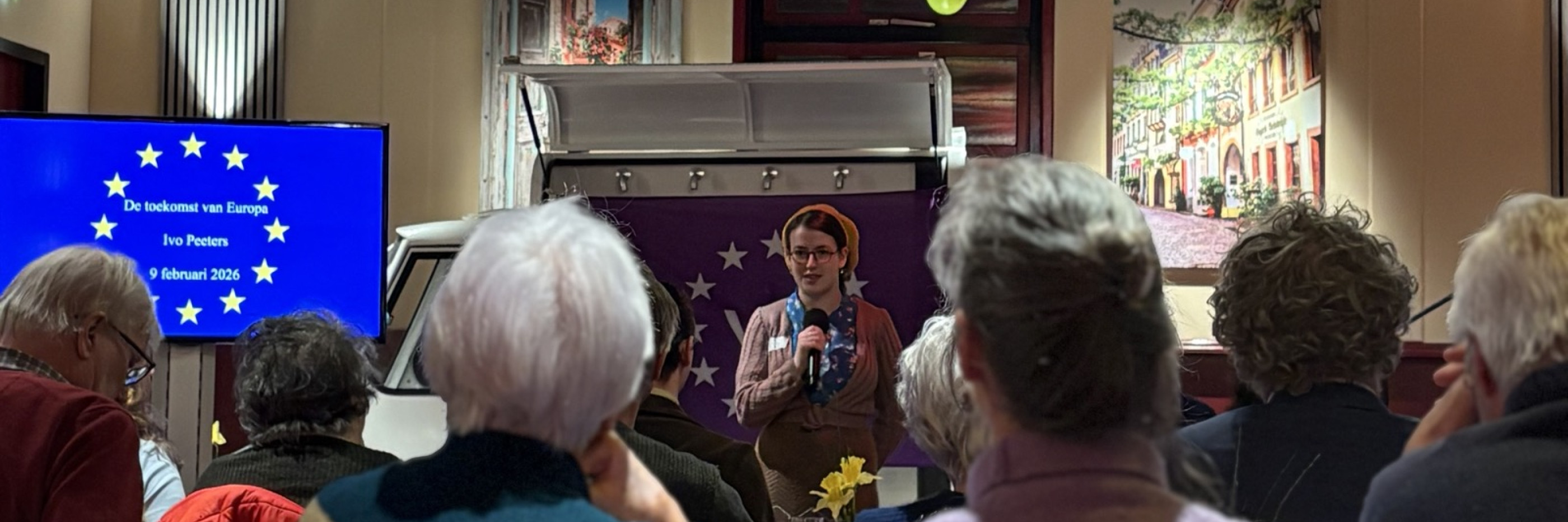 Chrissie opent een lezing