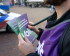 Een closeup foto van een vrijwilliger die Volt flyers vasthoudt