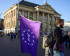 Volter met volt vlag die aan het flyeren is voor het stadhuis in Groningen.