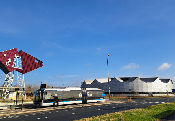 Bus bij sportcentrum Kardinge
