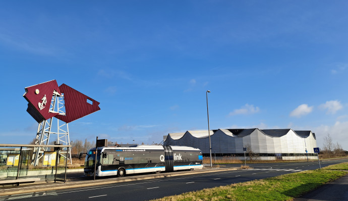 Bus bij sportcentrum Kardinge