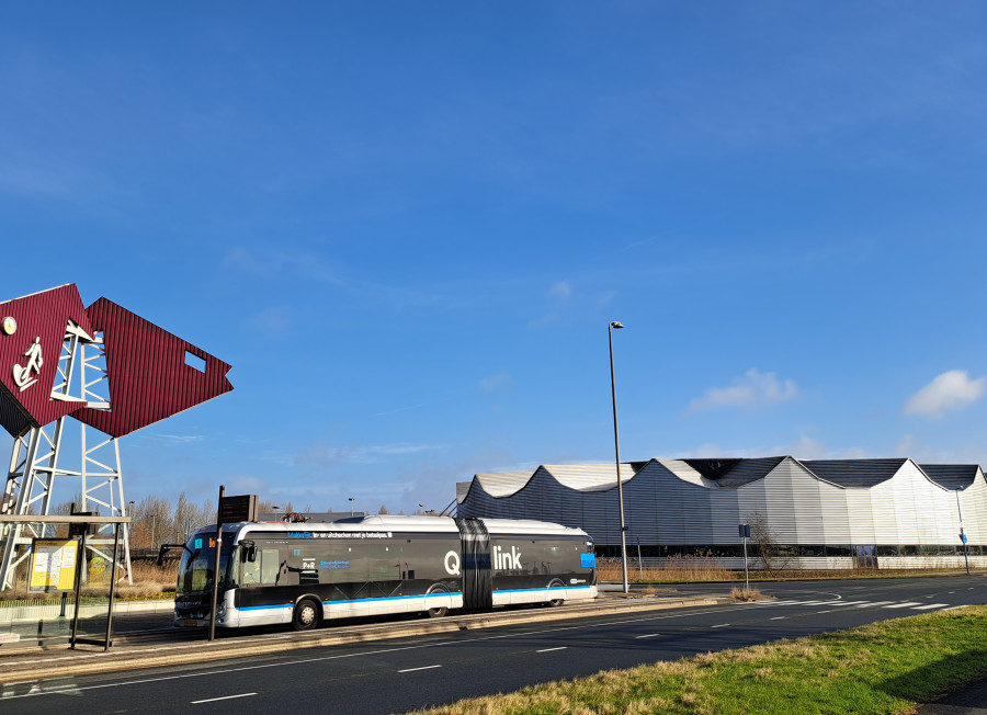 Bus bij sportcentrum Kardinge
