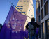 Een Volt-lid die een paarse Volt vlag vasthoudt bij het Forum in Groningen