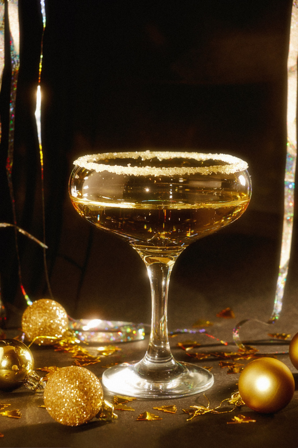 gouden cocktail voor zwarte achtergrond met gouden de versiering