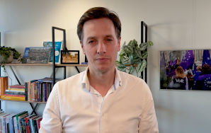 Thumbnail Laurens kijkt in camera begin van video 'We moeten even praten.'