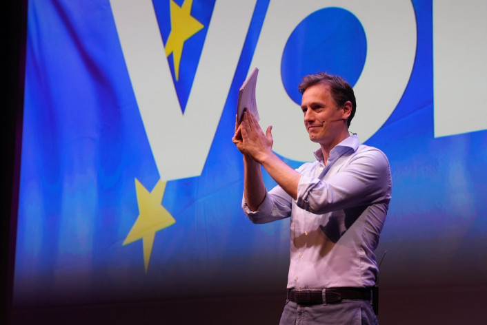Laurens Dassen spreekt op het congres.