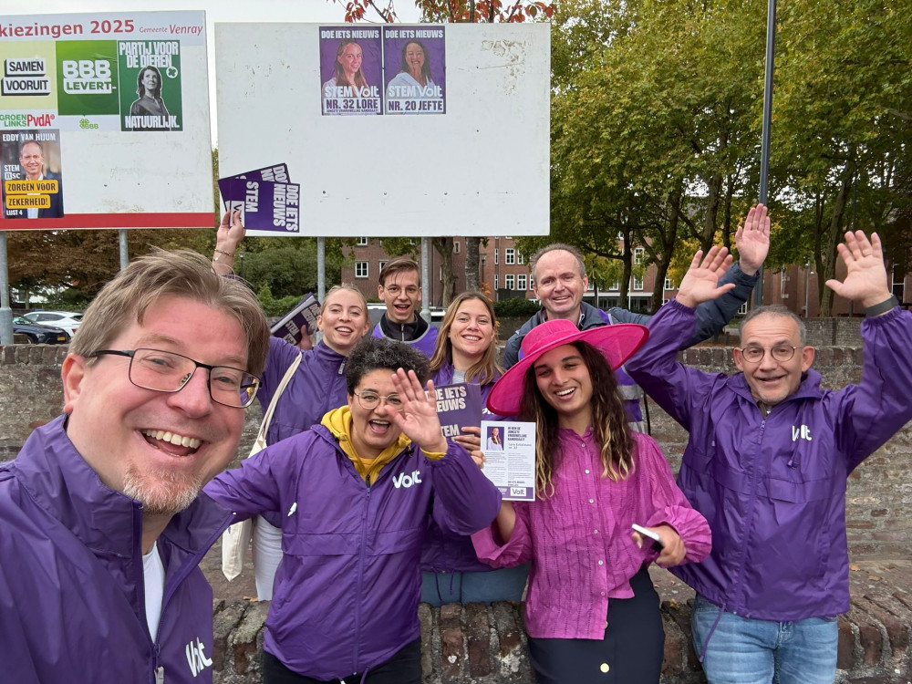 Verschillende Volters in Venlo, inclusief Tweede Kamerkandidaten Laura Harks and Lore Eckelmans