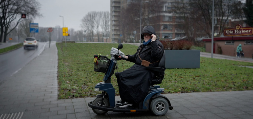 Afbeelding uit documentaire: In de wurggreep van de schuldenindustrie