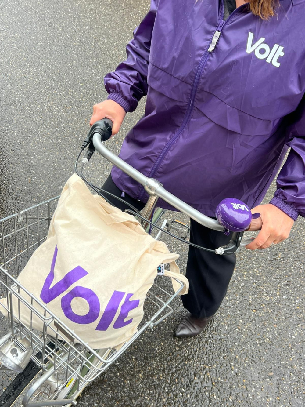 Fiets met Volt tas en fietsbel
