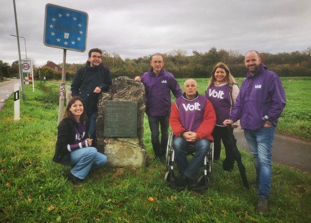 Volters op de grens met Duitsland langs het smalste stukje Nederland