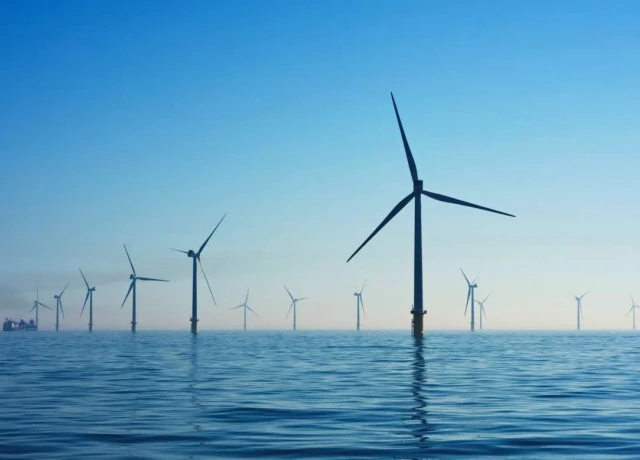 Foto van windmolens in de zee