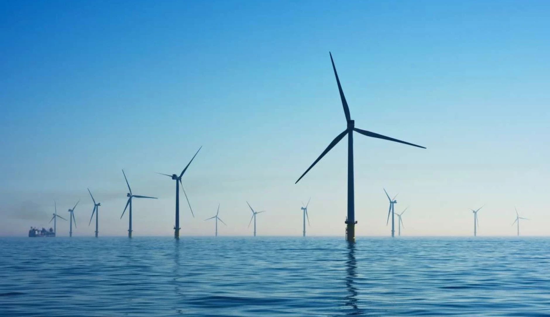 Foto van windmolens in de zee