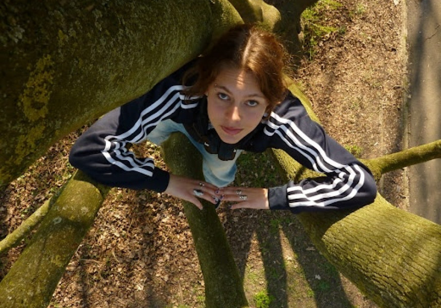 Foto Sanne (19) artikel in gesprek met een nieuw lid