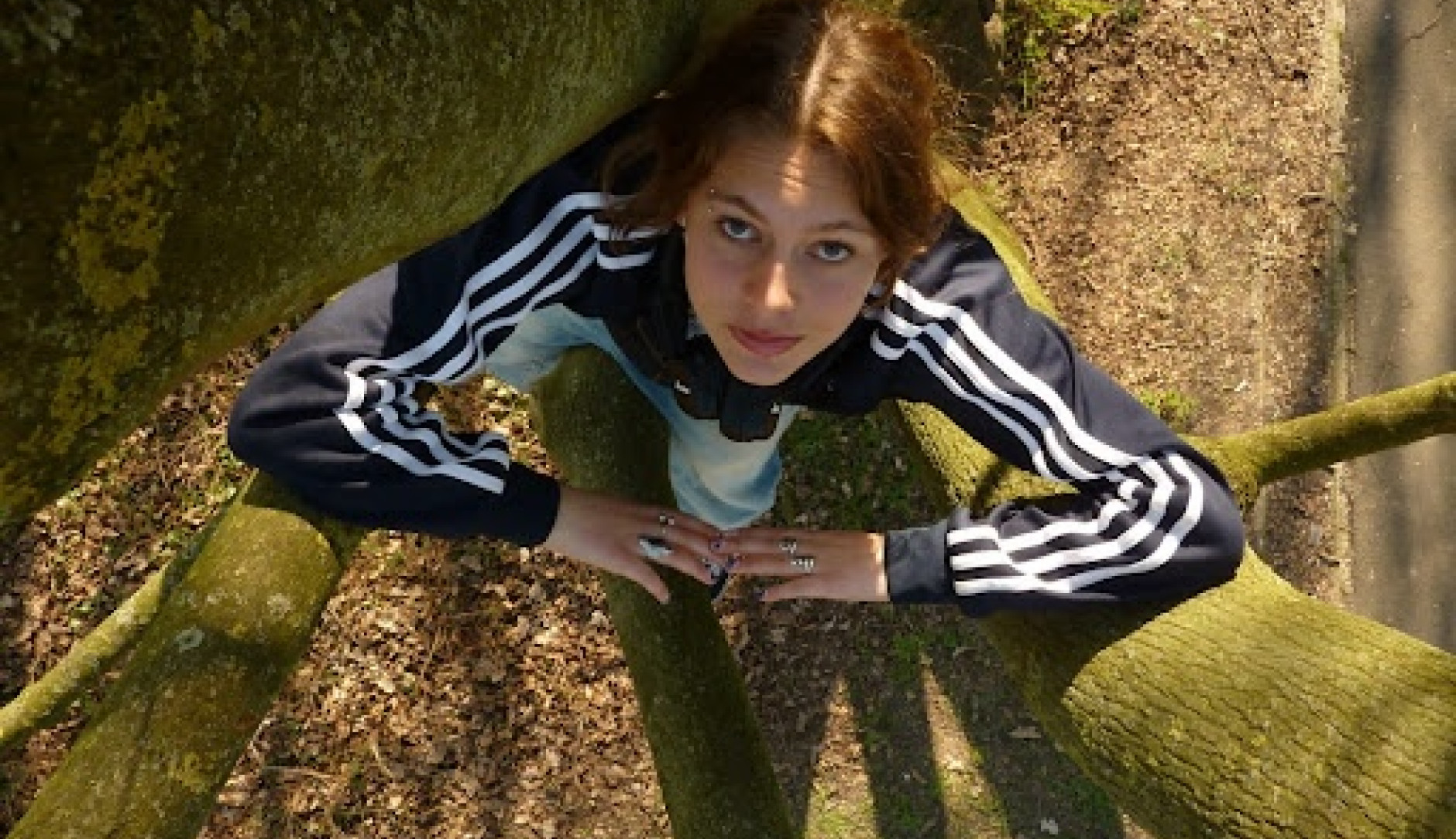 Foto Sanne (19) artikel in gesprek met een nieuw lid