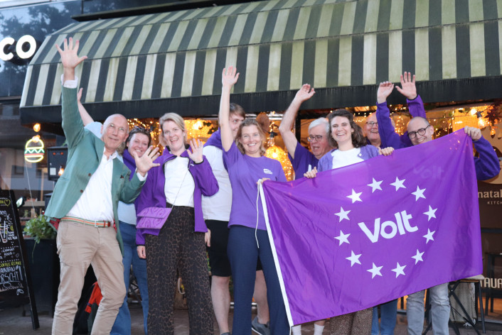 het campagneteam van Volt Hilversum en Wijdemeren, met de aspirant-raadsleden en lijsttrekker