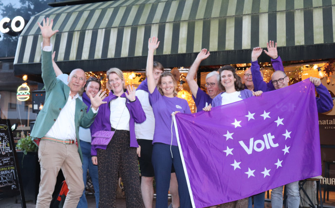 het campagneteam van Volt Hilversum en Wijdemeren, met de aspirant-raadsleden en lijsttrekker