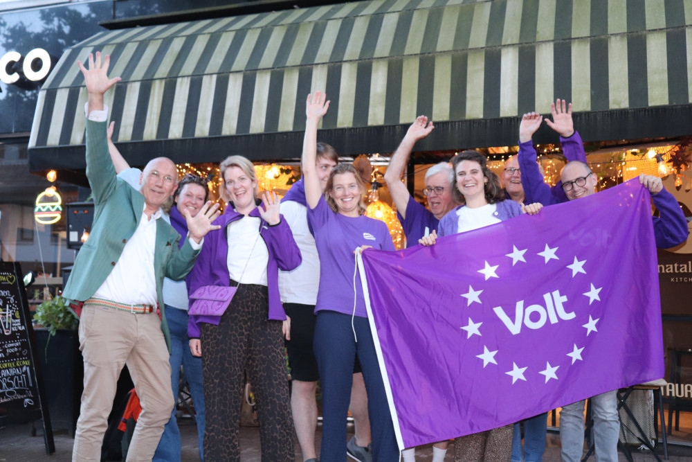 het campagneteam van Volt Hilversum en Wijdemeren, met de aspirant-raadsleden en lijsttrekker