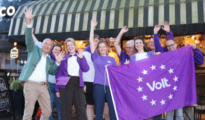 het campagneteam van Volt Hilversum en Wijdemeren, met de aspirant-raadsleden en lijsttrekker