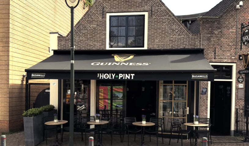 voorgevel van pub the holy pint Hilversum