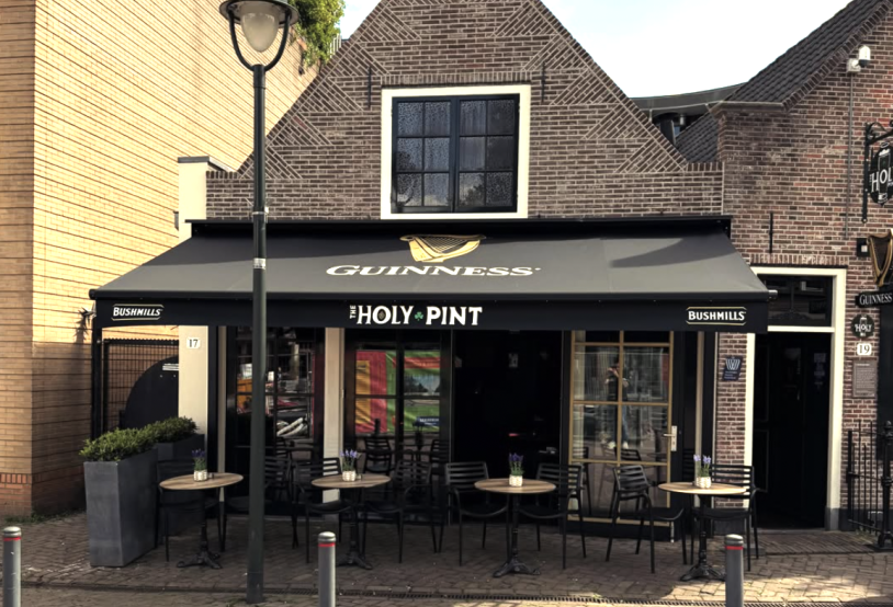 voorgevel van pub the holy pint Hilversum