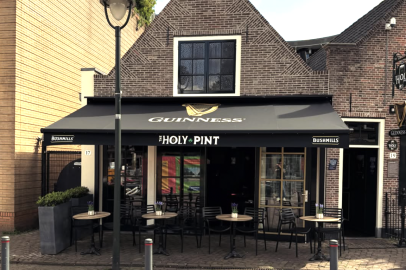 voorgevel van pub the holy pint Hilversum