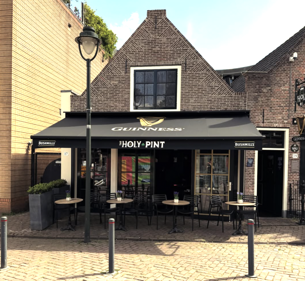voorgevel van pub the holy pint Hilversum