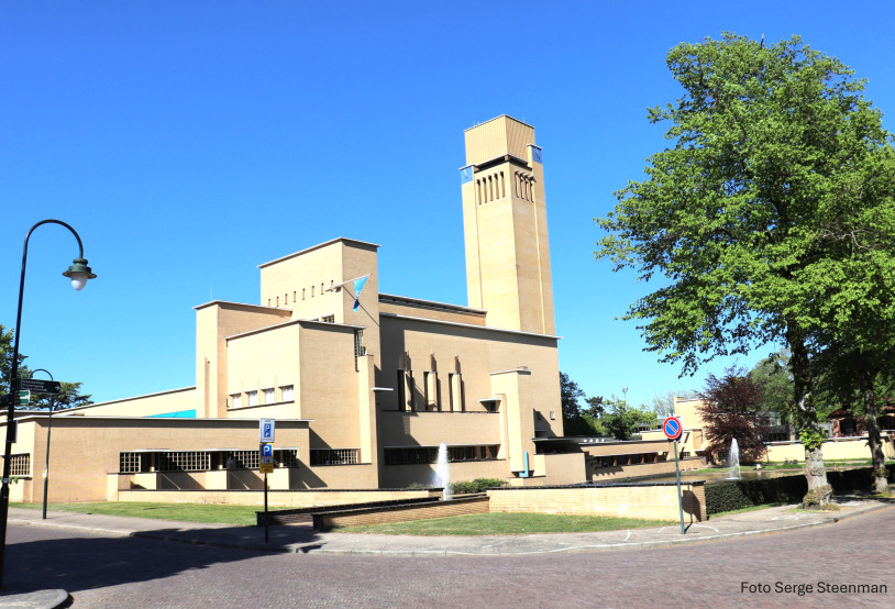 raadhuis in Hilversum in de zon