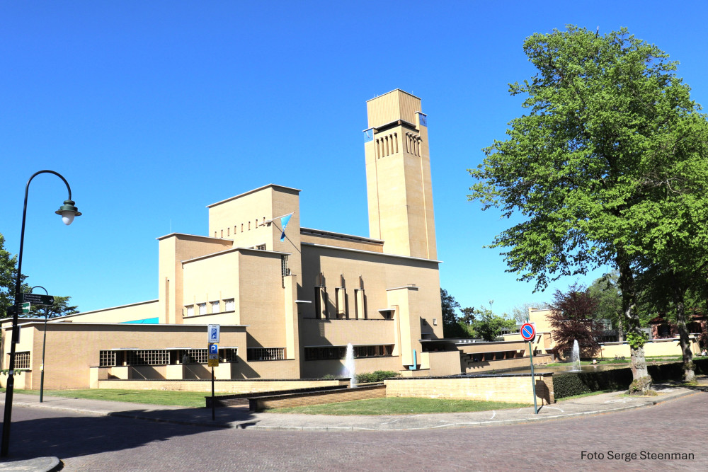 raadhuis in Hilversum in de zon
