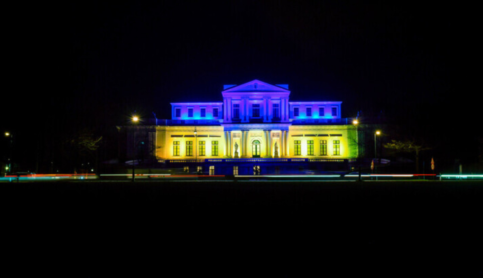 Paviljoen Welgelegen kleurt blauw en geel