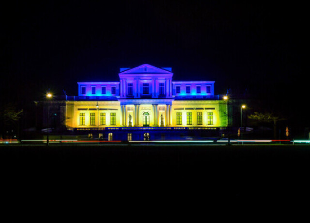 Paviljoen Welgelegen kleurt blauw en geel