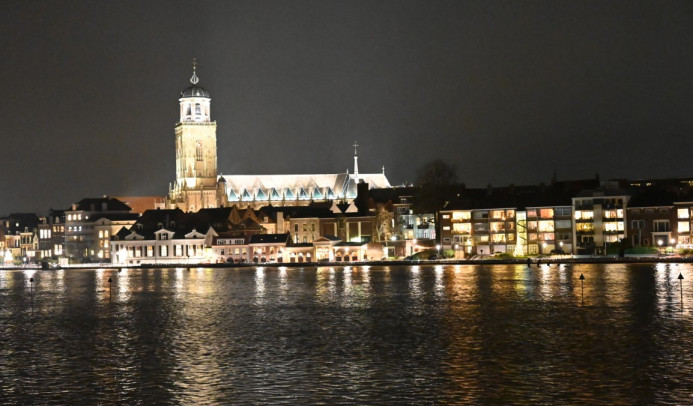 Deventer zicht vanaf de IJssel bij hoogwater in de nacht