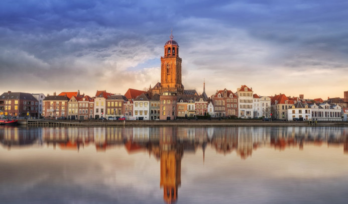 Deventer skyline aan het water
