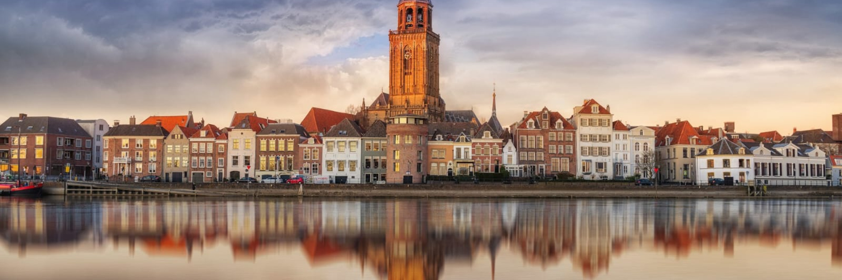Deventer skyline aan het water
