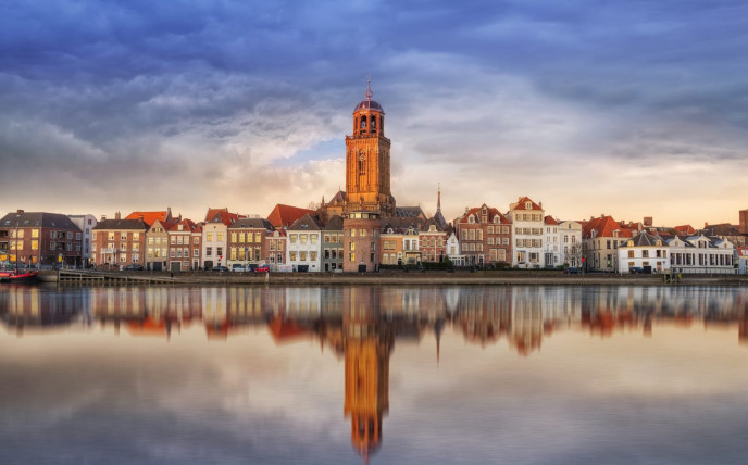 Deventer skyline aan het water