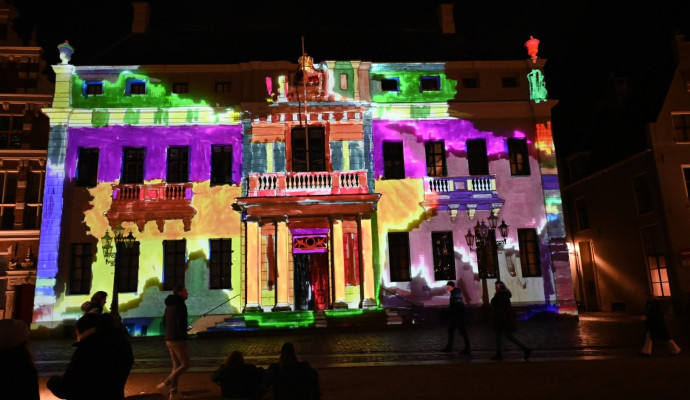 Stadhuis Deventer met kleurenprojectie bij nacht