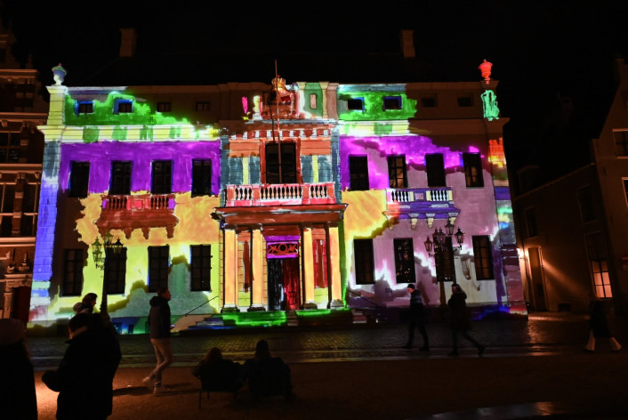 Stadhuis Deventer met kleurenprojectie bij nacht
