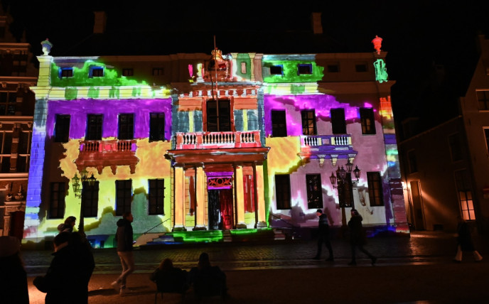 Stadhuis Deventer met kleurenprojectie bij nacht