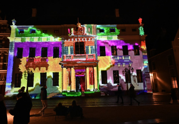 Stadhuis Deventer met kleurenprojectie bij nacht