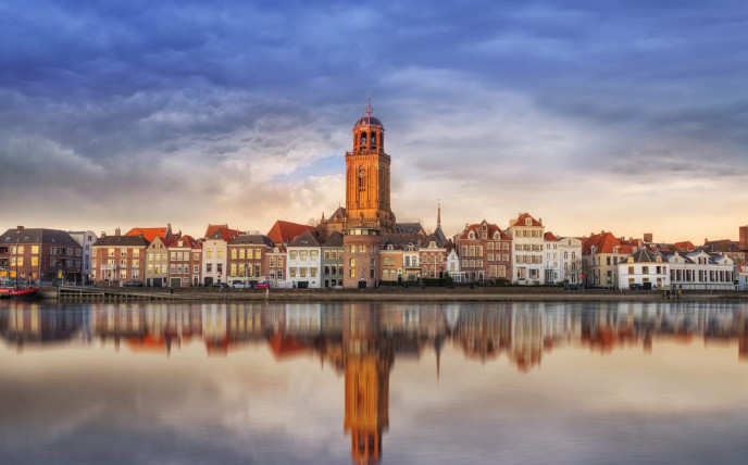 Deventer skyline aan het water