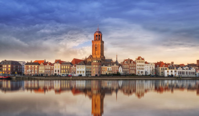 Deventer skyline aan het water