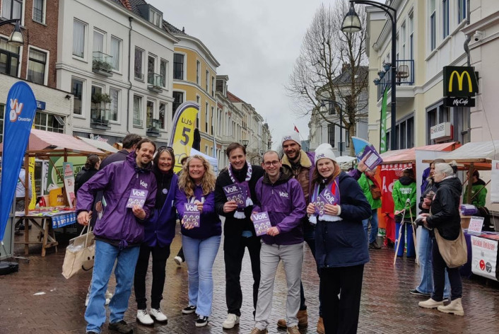 Volt Deventer op Verkiezingsmarkt GRV26 met Laurens Dassen