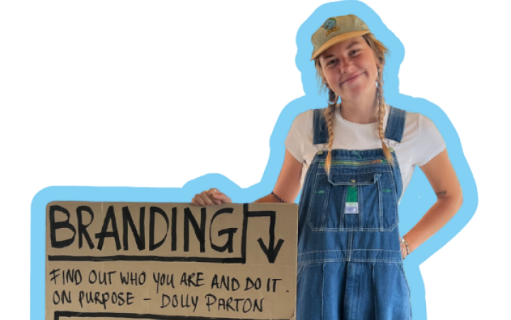 Vrouw met branding bord