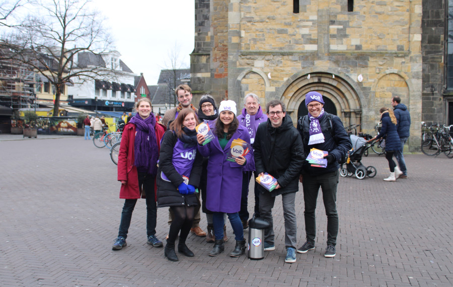 Groeps foto van Volter die flyeren op straat voor de tweede kamer verkiezingen in overijssel