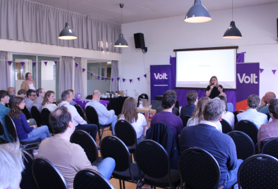 Spreekster tijdens het Overijssel congres van 8 maart 2025 spreekt het publiek toe