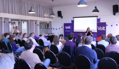 Spreekster tijdens het Overijssel congres van 8 maart 2025 spreekt het publiek toe