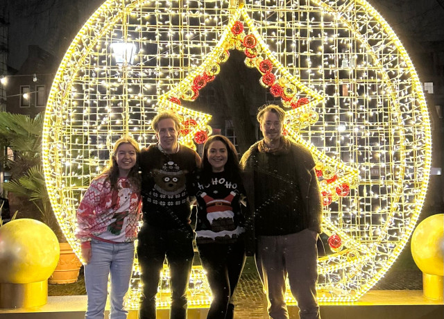 Overijssel fractie wenst je een gelukkig 2025, foto bij een kerstboom