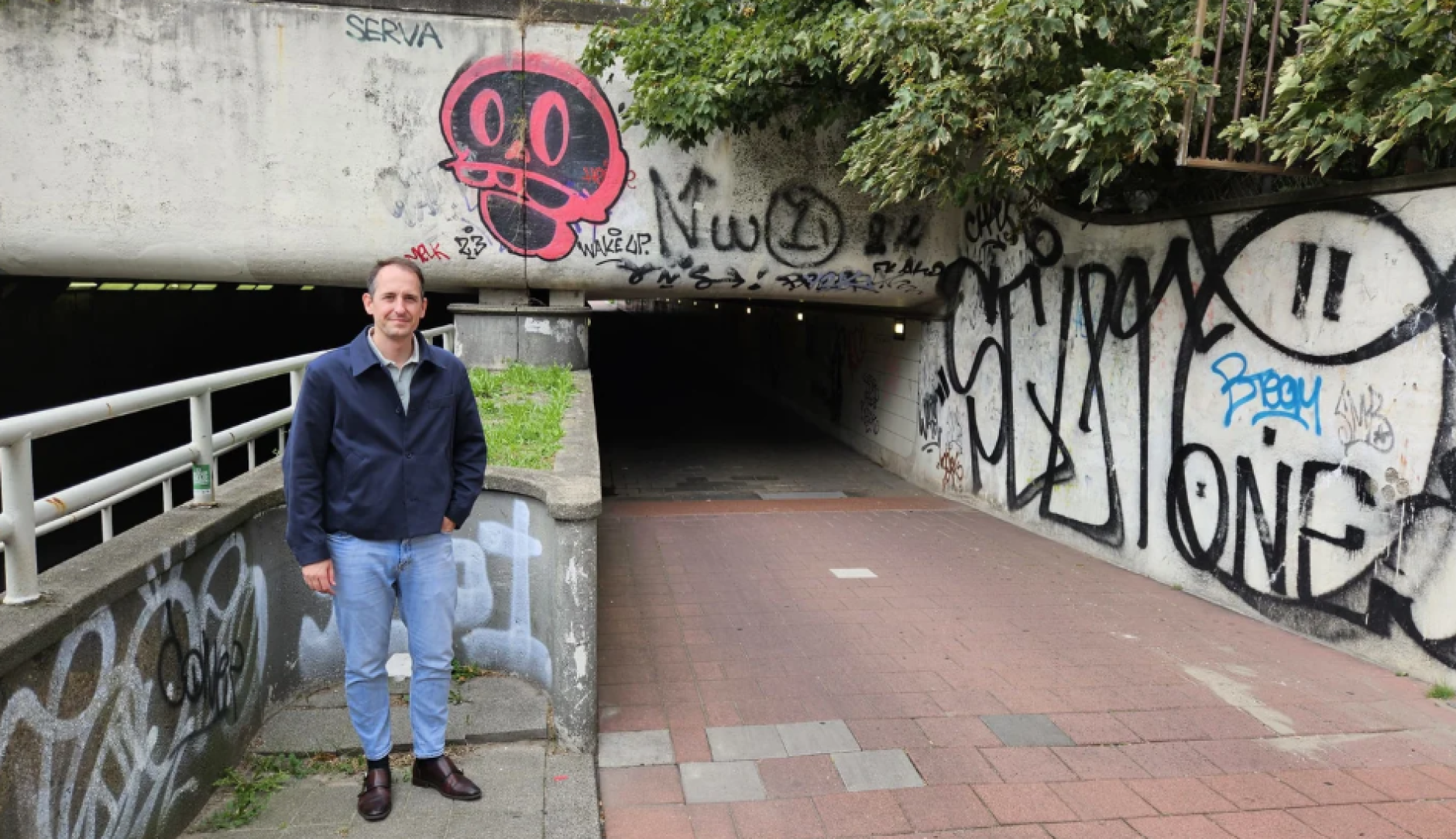'De smalle tunnel bij de Statenweg onder het spoor door ziet er zo verloederd uit dat je er in de late uurtjes niet met een veilig gevoel doorheen fietst.'