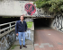 'De smalle tunnel bij de Statenweg onder het spoor door ziet er zo verloederd uit dat je er in de late uurtjes niet met een veilig gevoel doorheen fietst.'